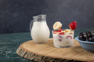 fresas-en-crema-servidas-con-leche-y-cerezas-en-una-bandeja-de-madera-400x267 Lácteos